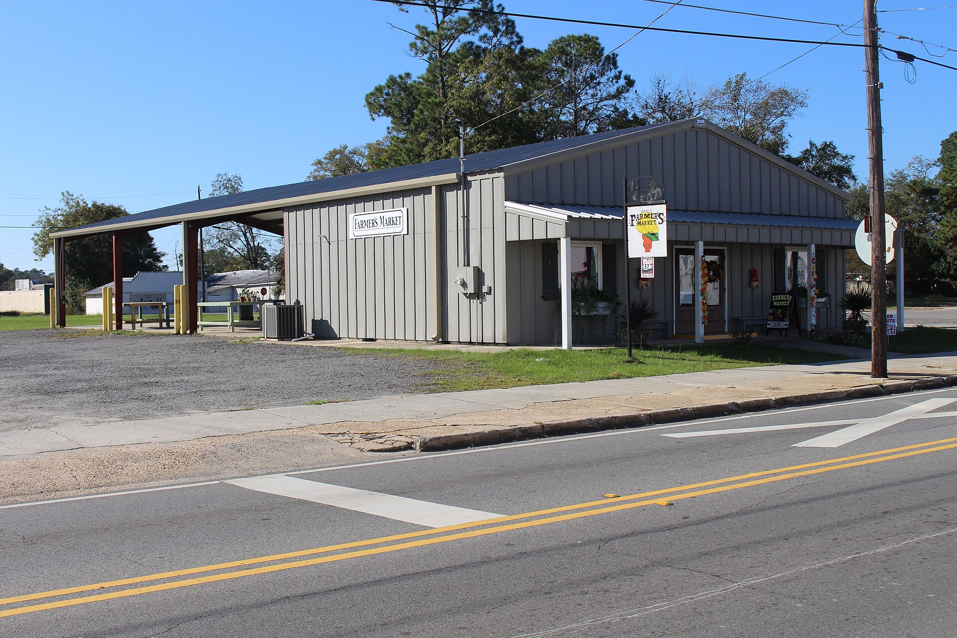 An open-air farmers market shed in Tennessee